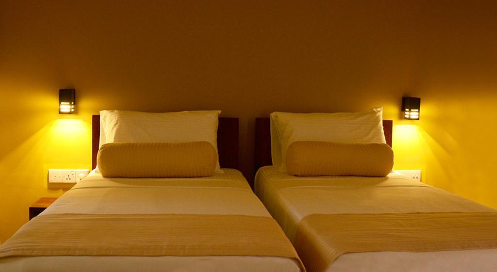 Inlak Garden Hotel Negombo Oda fotoğraf