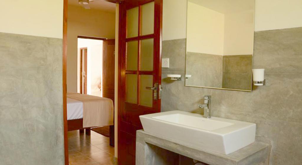 Inlak Garden Hotel Negombo Oda fotoğraf